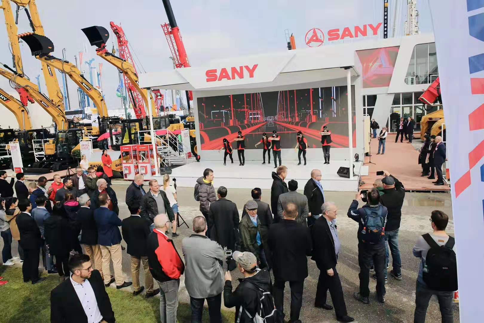 一般找活动公司策划一场年会需要多少钱?
